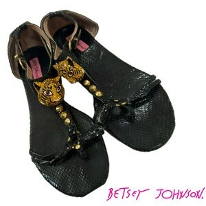 Betsey Johnson 🐯 tiger flat sandals (used)